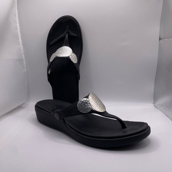 Crocs Sanrah Sandals Women's Size 8 Black Thong Open Toe Beach Summer Preppy - Picture 1 of 7